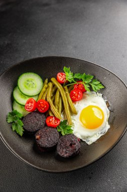 İngiliz kahvaltısı sahanda yumurta, kara puding, sebzeler, fasulye taze gurme yemek arkaplanı masanın kırsal kesiminde fotokopi alanı.