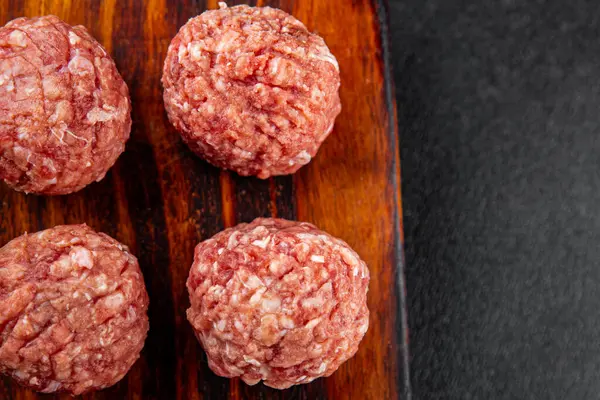 Köfteler çiğ domuz eti, sığır eti, tavuk taze lezzetli gurme yemek arka planı masa rustik gıda üst görünüm fotokopi alanı