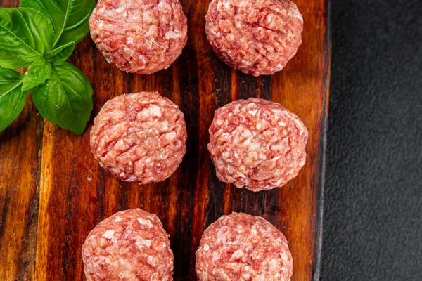 Köfteler çiğ domuz eti, sığır eti, tavuk taze lezzetli gurme yemek arka planı masa rustik gıda üst görünüm fotokopi alanı
