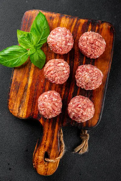 Köfteler çiğ domuz eti, sığır eti, tavuk taze lezzetli gurme yemek arka planı masa rustik gıda üst görünüm fotokopi alanı