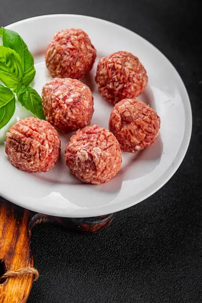 Köfteler çiğ domuz eti, sığır eti, tavuk taze lezzetli gurme yemek arka planı masa rustik gıda üst görünüm fotokopi alanı