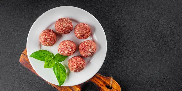 Köfteler çiğ domuz eti, sığır eti, tavuk taze lezzetli gurme yemek arka planı masa rustik gıda üst görünüm fotokopi alanı