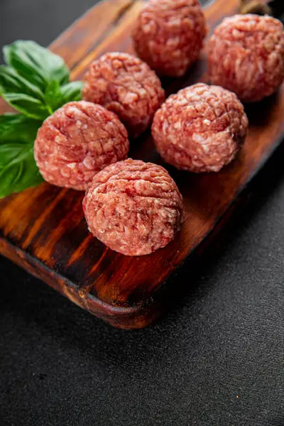 Köfteler çiğ domuz eti, sığır eti, tavuk taze lezzetli gurme yemek arka planı masa rustik gıda üst görünüm fotokopi alanı