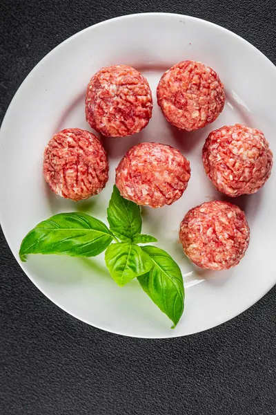 Köfteler çiğ domuz eti, sığır eti, tavuk taze lezzetli gurme yemek arka planı masa rustik gıda üst görünüm fotokopi alanı