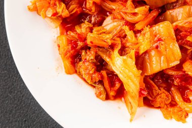 Kimçi salatalı lahana turşusu baharatlı baharatlı sebzeler lezzetli gurme yemek arkaplanı masanın üstünde rustik yiyecekler fotokopi alanı vejetaryen ve vejetaryen yemekleri.