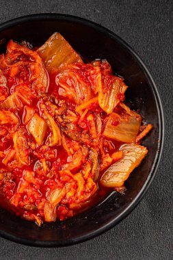 Kimçi salatalı lahana turşusu baharatlı baharatlı sebzeler lezzetli gurme yemek arkaplanı masanın üstünde rustik yiyecekler fotokopi alanı vejetaryen ve vejetaryen yemekleri.