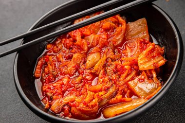 Kimçi salatalı lahana turşusu baharatlı baharatlı sebzeler lezzetli gurme yemek arkaplanı masanın üstünde rustik yiyecekler fotokopi alanı vejetaryen ve vejetaryen yemekleri.