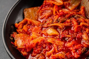 Kimçi salatalı lahana turşusu baharatlı baharatlı sebzeler lezzetli gurme yemek arkaplanı masanın üstünde rustik yiyecekler fotokopi alanı vejetaryen ve vejetaryen yemekleri.