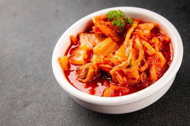 Kimçi salatalı lahana turşusu baharatlı baharatlı sebzeler lezzetli gurme yemek arkaplanı masanın üstünde rustik yiyecekler fotokopi alanı vejetaryen ve vejetaryen yemekleri.