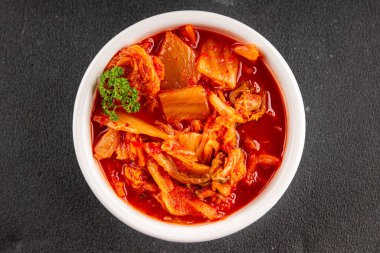 Kimçi salatalı lahana turşusu baharatlı baharatlı sebzeler lezzetli gurme yemek arkaplanı masanın üstünde rustik yiyecekler fotokopi alanı vejetaryen ve vejetaryen yemekleri.