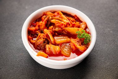 Kimçi salatalı lahana turşusu baharatlı baharatlı sebzeler lezzetli gurme yemek arkaplanı masanın üstünde rustik yiyecekler fotokopi alanı vejetaryen ve vejetaryen yemekleri.