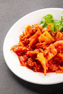 Kimçi salatalı lahana turşusu baharatlı baharatlı sebzeler lezzetli gurme yemek arkaplanı masanın üstünde rustik yiyecekler fotokopi alanı vejetaryen ve vejetaryen yemekleri.