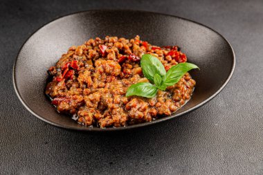 Mercimek tabağı sebzeleri ve kavrulmuş biberler lezzetli sebzeler taze vejetaryen ve vejetaryen yemek arka planı masanın üstünde rustik yiyecekler fotokopi alanı keto ve paleo diyeti