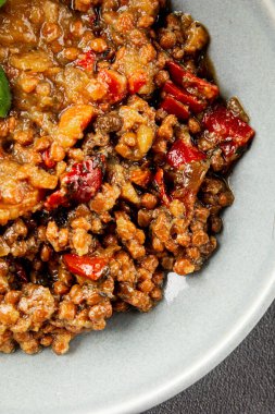 Mercimek tabağı sebzeleri ve kavrulmuş biberler lezzetli sebzeler taze vejetaryen ve vejetaryen yemek arka planı masanın üstünde rustik yiyecekler fotokopi alanı keto ve paleo diyeti