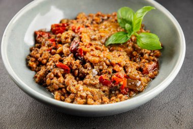 Mercimek tabağı sebzeleri ve kavrulmuş biberler lezzetli sebzeler taze vejetaryen ve vejetaryen yemek arka planı masanın üstünde rustik yiyecekler fotokopi alanı keto ve paleo diyeti