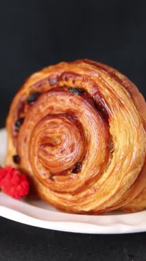 Kuru üzümlü çörek tatlı puf börek taze lezzetli gurme yemek arkaplanı masa kırsal yiyeceklerin üst görünümü fotokopi alanı