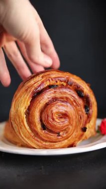 Kuru üzümlü çörek tatlı puf börek taze lezzetli gurme yemek arkaplanı masa kırsal yiyeceklerin üst görünümü fotokopi alanı