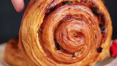 Kuru üzümlü çörek tatlı puf börek taze lezzetli gurme yemek arkaplanı masa kırsal yiyeceklerin üst görünümü fotokopi alanı