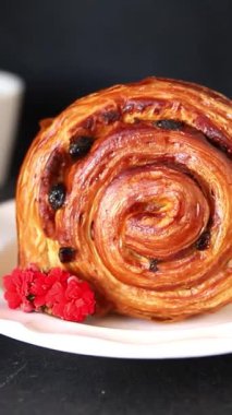 Kuru üzümlü çörek tatlı puf börek taze lezzetli gurme yemek arkaplanı masa kırsal yiyeceklerin üst görünümü fotokopi alanı