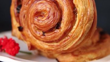 Kuru üzümlü çörek tatlı puf börek taze lezzetli gurme yemek arkaplanı masa kırsal yiyeceklerin üst görünümü fotokopi alanı