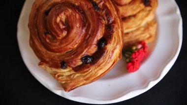 Kuru üzümlü çörek tatlı puf börek taze lezzetli gurme yemek arkaplanı masa kırsal yiyeceklerin üst görünümü fotokopi alanı