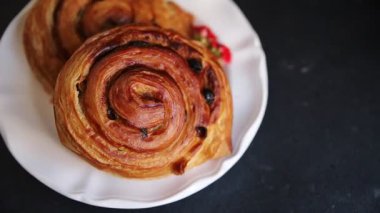 Kuru üzümlü çörek tatlı puf börek taze lezzetli gurme yemek arkaplanı masa kırsal yiyeceklerin üst görünümü fotokopi alanı