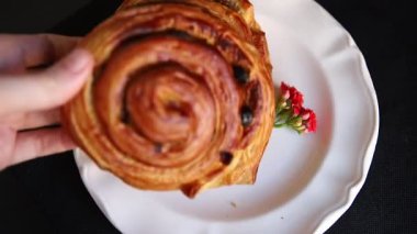 Kuru üzümlü çörek tatlı puf börek taze lezzetli gurme yemek arkaplanı masa kırsal yiyeceklerin üst görünümü fotokopi alanı