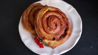 Kuru üzümlü çörek tatlı puf börek taze lezzetli gurme yemek arkaplanı masa kırsal yiyeceklerin üst görünümü fotokopi alanı