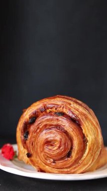 Kuru üzümlü çörek tatlı puf börek taze lezzetli gurme yemek arkaplanı masa kırsal yiyeceklerin üst görünümü fotokopi alanı