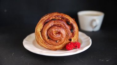 Kuru üzümlü çörek tatlı puf börek taze lezzetli gurme yemek arkaplanı masa kırsal yiyeceklerin üst görünümü fotokopi alanı