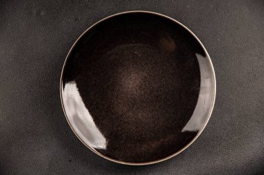 Tabak siyah sofra takımı boş yemek takımı tabakları servis etmeye hazır sofra arkasında yemek seramik tabağı servis etmeye hazır.