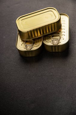 Konserve balık veya et, konserve sebze konservesi taze lezzetli gurme yemek arkaplanı masa kırsal gıdalar üst görünüm alanı kopyalayabilir mi?