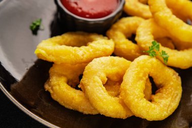 Colmar halkaları kızarmış yiyecek fast food çıtır çıtır aperatif taze lezzetli gurme yemek arkaplanı masa rustik gıda üst görünümü fotokopi alanı üzerinde