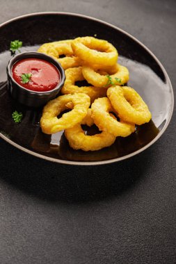 Colmar halkaları kızarmış yiyecek fast food çıtır çıtır aperatif taze lezzetli gurme yemek arkaplanı masa rustik gıda üst görünümü fotokopi alanı üzerinde