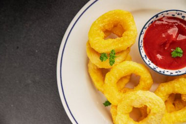 Colmar halkaları kızarmış yiyecek fast food çıtır çıtır aperatif taze lezzetli gurme yemek arkaplanı masa rustik gıda üst görünümü fotokopi alanı üzerinde