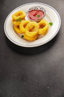 Colmar halkaları kızarmış yiyecek fast food çıtır çıtır aperatif taze lezzetli gurme yemek arkaplanı masa rustik gıda üst görünümü fotokopi alanı üzerinde