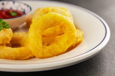 Colmar halkaları kızarmış yiyecek fast food çıtır çıtır aperatif taze lezzetli gurme yemek arkaplanı masa rustik gıda üst görünümü fotokopi alanı üzerinde