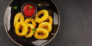 Colmar halkaları kızarmış yiyecek fast food çıtır çıtır aperatif taze lezzetli gurme yemek arkaplanı masa rustik gıda üst görünümü fotokopi alanı üzerinde