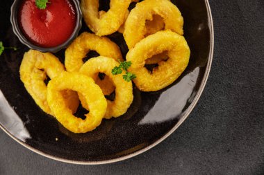 Colmar halkaları kızarmış yiyecek fast food çıtır çıtır aperatif taze lezzetli gurme yemek arkaplanı masa rustik gıda üst görünümü fotokopi alanı üzerinde