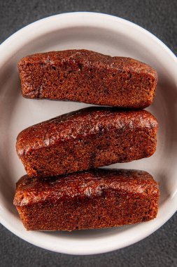 Finansal bisküvi çikolatalı kurabiye tatlı tatlı lezzetli gurme yemek arkaplanı masa rustik gıda üst görünüm fotokopi alanı