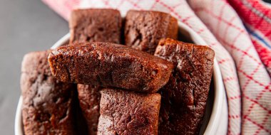 Finansal bisküvi çikolatalı kurabiye tatlı tatlı lezzetli gurme yemek arkaplanı masa rustik gıda üst görünüm fotokopi alanı