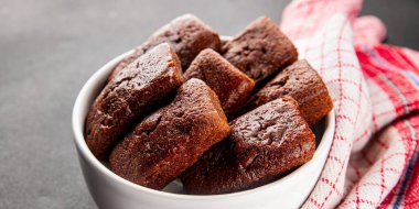 Finansal bisküvi çikolatalı kurabiye tatlı tatlı lezzetli gurme yemek arkaplanı masa rustik gıda üst görünüm fotokopi alanı