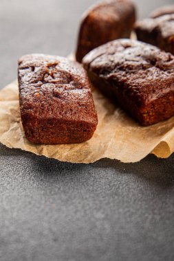 Finansal bisküvi çikolatalı kurabiye tatlı tatlı lezzetli gurme yemek arkaplanı masa rustik gıda üst görünüm fotokopi alanı