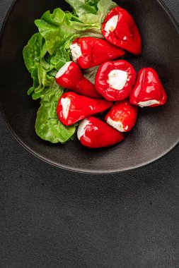 Acı biber peyniri turşuyu sebze turşusu aperatifi taze lezzetli gurme vejetaryen arkaplan masa üzerinde kırsal yemek üst görünüm fotokopi alanı keto ve paleo diyeti