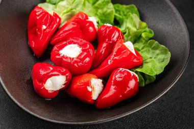 Acı biber peyniri turşuyu sebze turşusu aperatifi taze lezzetli gurme vejetaryen arkaplan masa üzerinde kırsal yemek üst görünüm fotokopi alanı keto ve paleo diyeti