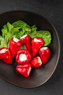 Acı biber peyniri turşuyu sebze turşusu aperatifi taze lezzetli gurme vejetaryen arkaplan masa üzerinde kırsal yemek üst görünüm fotokopi alanı keto ve paleo diyeti