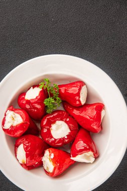 Acı biber peyniri turşuyu sebze turşusu aperatifi taze lezzetli gurme vejetaryen arkaplan masa üzerinde kırsal yemek üst görünüm fotokopi alanı keto ve paleo diyeti