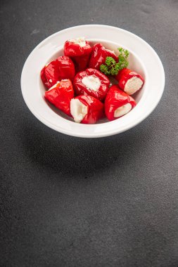 Acı biber peyniri turşuyu sebze turşusu aperatifi taze lezzetli gurme vejetaryen arkaplan masa üzerinde kırsal yemek üst görünüm fotokopi alanı keto ve paleo diyeti