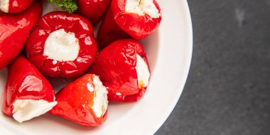 Acı biber peyniri turşuyu sebze turşusu aperatifi taze lezzetli gurme vejetaryen arkaplan masa üzerinde kırsal yemek üst görünüm fotokopi alanı keto ve paleo diyeti