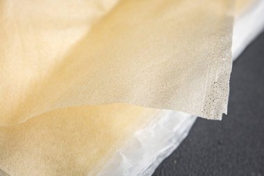 Hamur brik ince yaprak ham ambalaj hamur phyllo lezzetli gurme yemek arka planı masa rustik gıda üst görünüm fotokopi alanı üzerinde